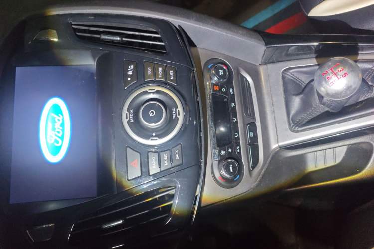 Used Ford Focus 2012 Hatchback 1.6L Manual Fashion Edition
