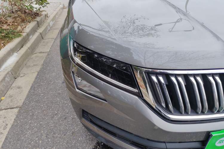 Used Skoda Kodiaq 2019 Facelifted TSI330 7-Seater Two-Wheel-Drive Luxury Enjoyment Edition China VI Standard Right Front Headlight