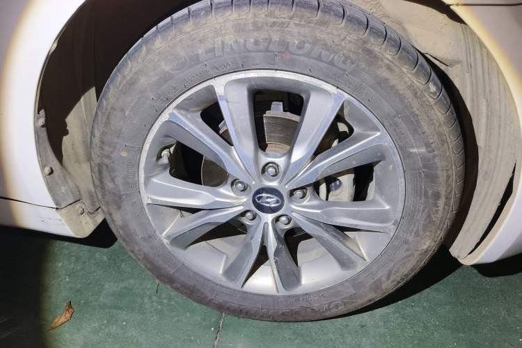 Used Hyundai Sonata 2015 Classic 2.0L Automatic Luxury Edition Right Front Wheel Hub