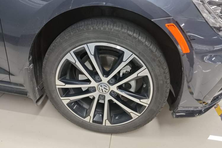 Used Volkswagen Golf 2019 280TSI DSG R-Line China VI Standard Right Front Wheel Hub