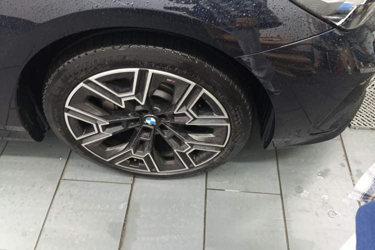 Used BMW 5 Series 2025 530Li Luxury Edition M Sport Package Right Front Wheel Hub