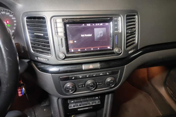 Used Volkswagen Sharan 2016 380TSI Luxury 7-Seater Audio And AC Panel