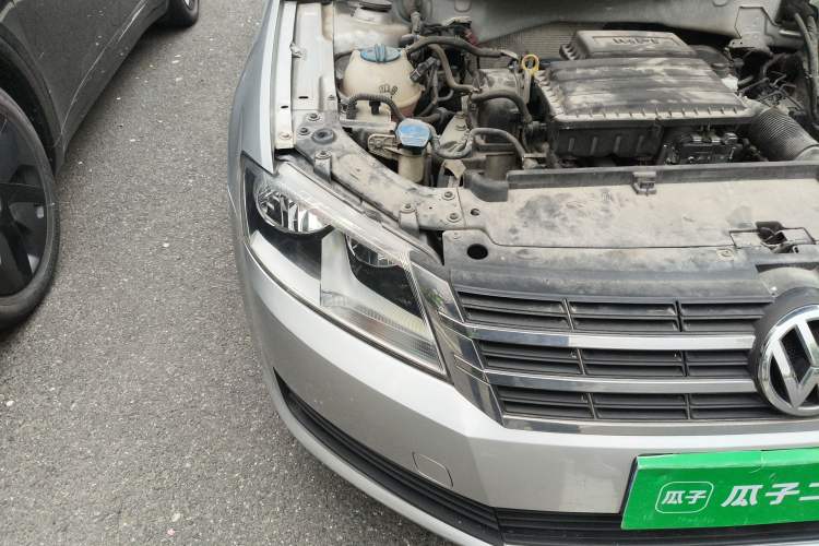 Used Volkswagen Lavida 2013 Revised Classic 1.6L Manual Fashion Edition Right Front Headlight