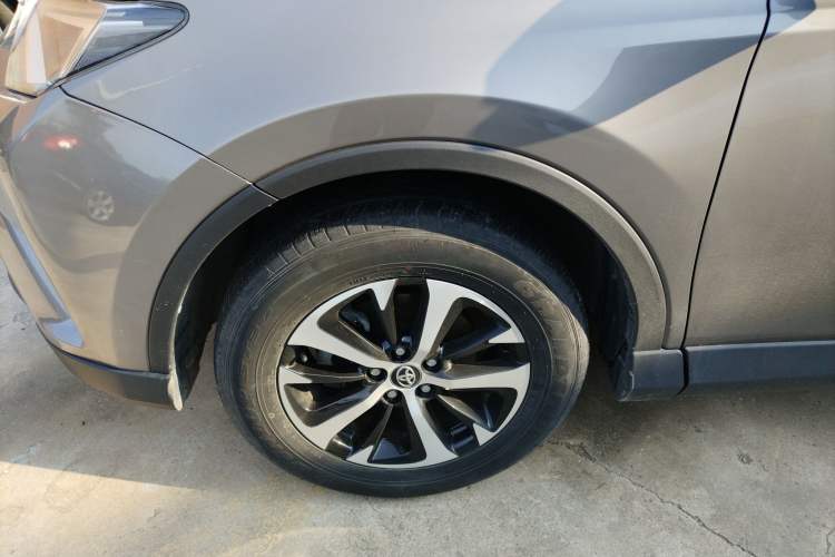 Used Toyota RAV4 2019 2.0L CVT Two-Wheel Drive Comfort Edition China VI Standard