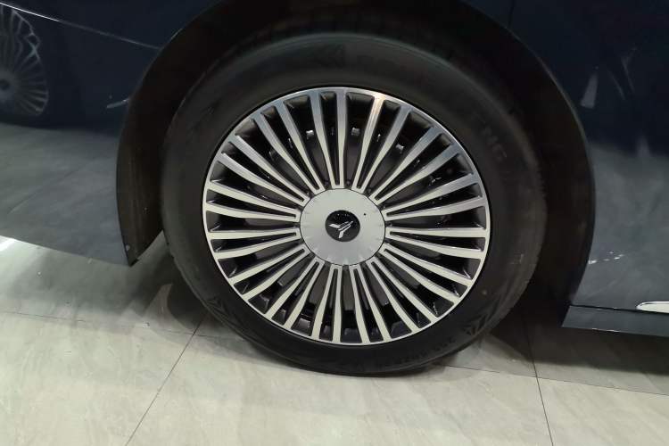 Used VOYAH Dream 2025 PHEV Four-Wheel-Drive Flagship Kunpeng Edition
