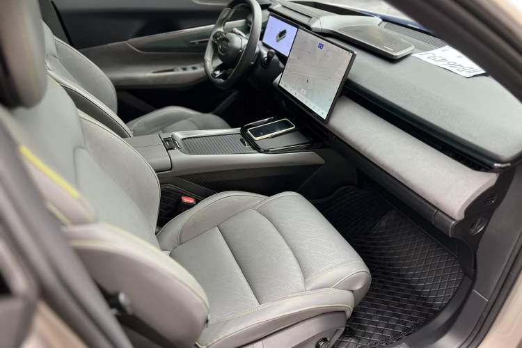 Used Lynk & Co 08 EM-P 2023 120km Long-Range Halo