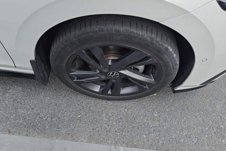 Used Volkswagen Golf 2024 280TSI DSG R-Line 50th Anniversary Edition Right Front Wheel Hub