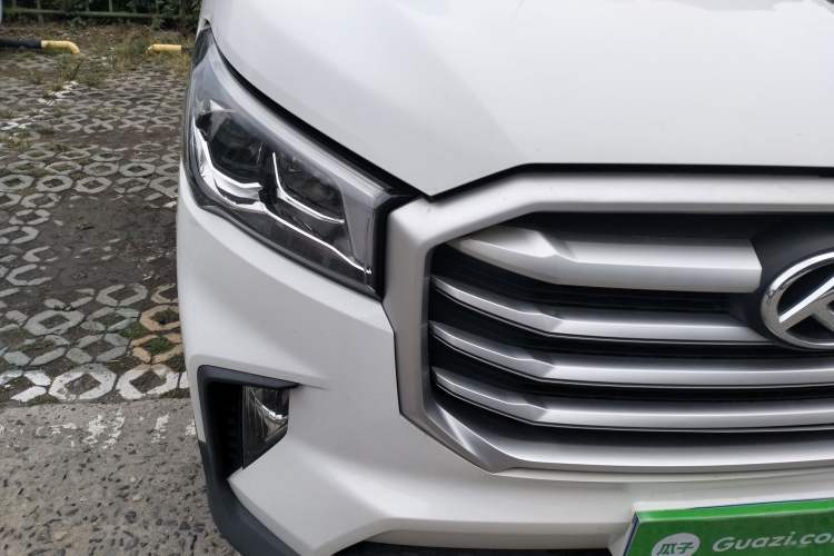 Used SAIC MAXUS Xintu V90 2020 2.0T Manual Yunjie Version Front-Wheel Drive with Single Rear Tire Short Wheelbase High-Roof Design 6-Seater
