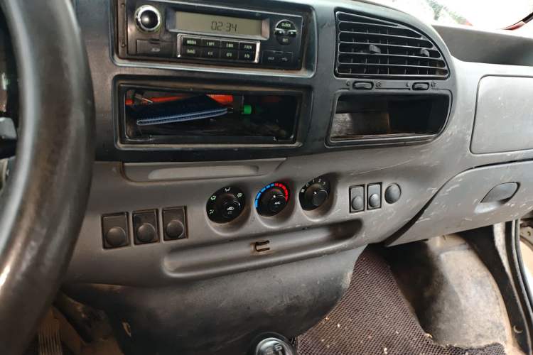 Used Ford Classic Transit 2013 2.8T Refurbished Diesel Ice-White Logistics Vehicle Long Wheelbase Mid-Roof Model JX493ZLQ4 Audio And AC Panel