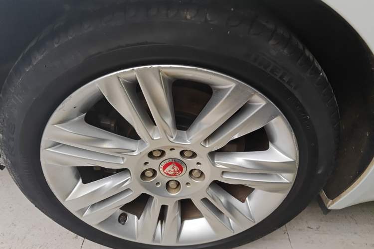 Used Jaguar XFL 2018 XFL 2.0T 250 PS Luxury Edition Right Rear Wheel Hub