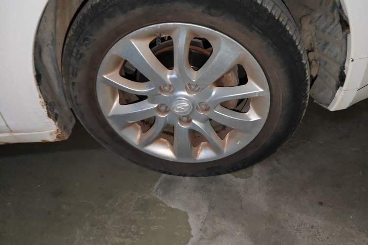 Used Soueast V5 Lingzhi 2013 1.5L Manual Comfort Model CNG Right Front Wheel Hub