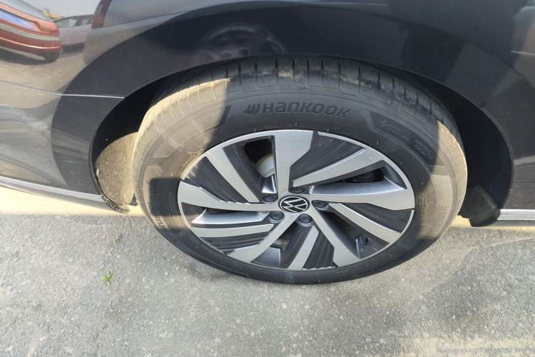 Used Volkswagen Magotan GTE Plug-in Hybrid 2022 GTE Luxury Model Right Rear Wheel Hub