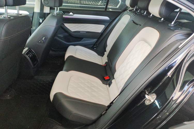 Used Volkswagen Magotan 2024 2 Million Units Zhongxiang Version 330TSI DSG Luxury Edition Left Rear Seat