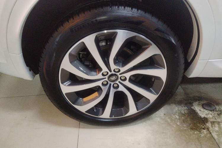 Used Land Rover Discovery Sport 2020 249 PS R-Dynamic Performance Edition Right Rear Wheel Hub