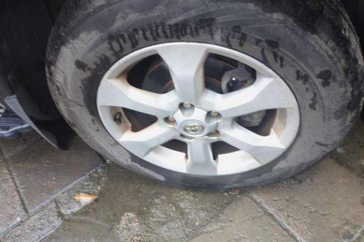 Used Toyota RAV4 2009 2.4L Automatic Luxury Edition Right Front Wheel Hub