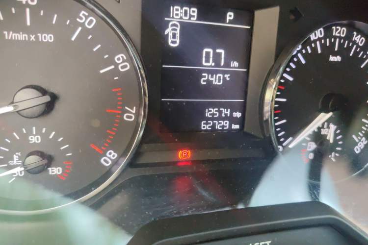 Used Skoda Octavia 2015 1.6L Automatic Yijie Edition Odometer Close Up