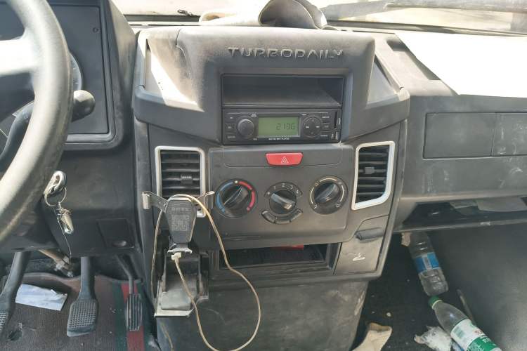 Used Iveco Daily 2020 2.5T A35 Passenger Van with Dual Tires Low Roof 5-9 Seats China V Emission Standard Audio And AC Panel