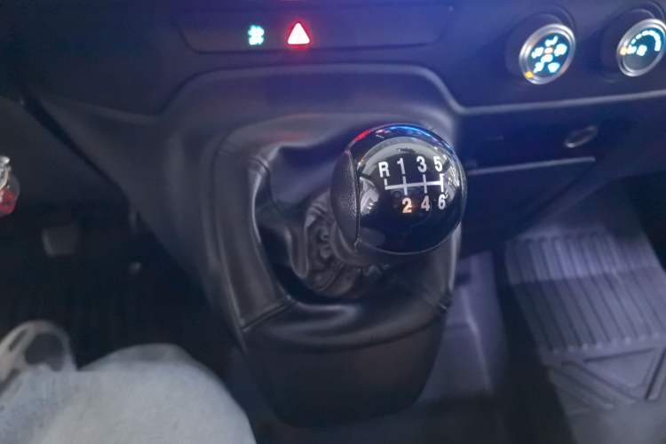 Used JMC Fushun 2023 2.0T Manual Short-Wheelbase Low-Roof Commercial Multi-Purpose Passenger Vehicle 6 Seats with Dual-Opening Tailgate