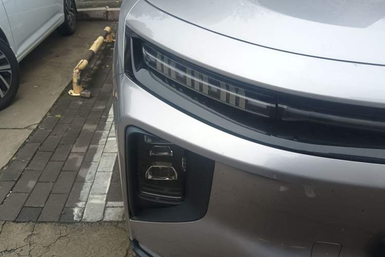 Used Livan 9 2023 470 km Leading Edition