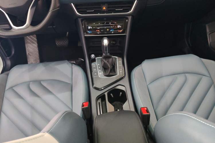 Used Volkswagen Tharu 2023 300TSI Two-Wheel-Drive Full Moon Edition Gear Lever