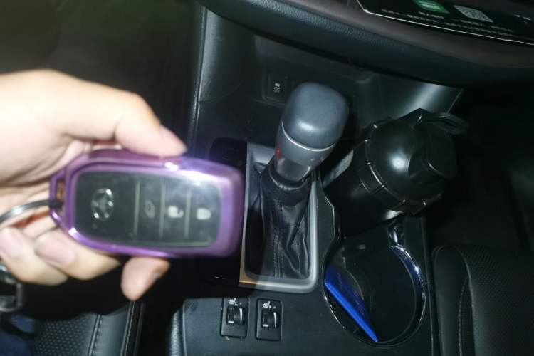 Used Toyota Highlander 2018 2.0T Four-Wheel Drive Prestige Version 7 Seats China V Emission Standard Vehicle Key