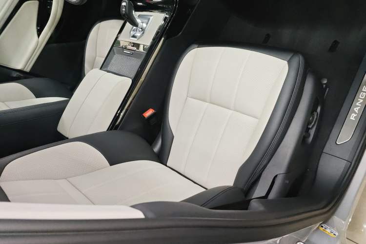 Used Land Rover Range Evoque 2023 Aurora L 249 PS Luxury Edition Right Front Seat