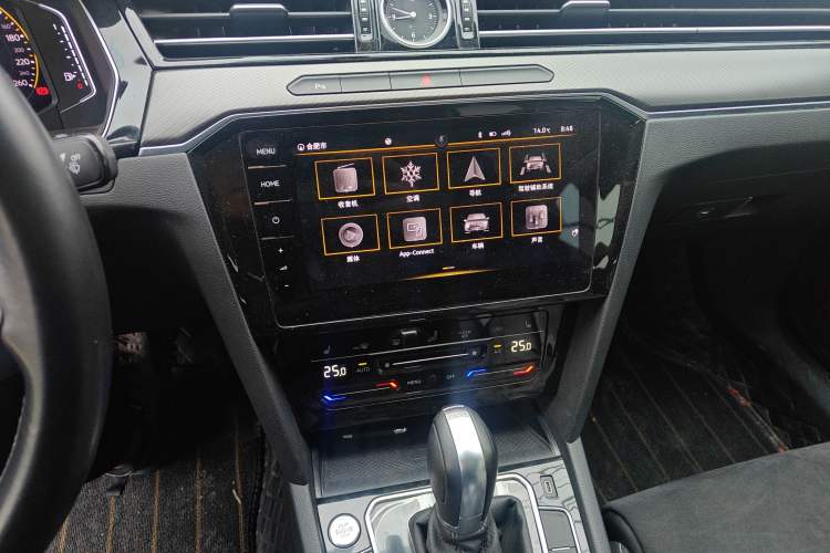 Used Volkswagen Magotan 2020 330TSI DSG Luxury Edition Audio And AC Panel