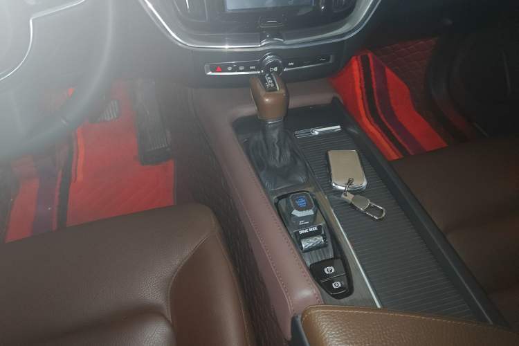 Used Volvo XC60 2019 T5 4x4 Zhiyuan Edition China VI Standard
