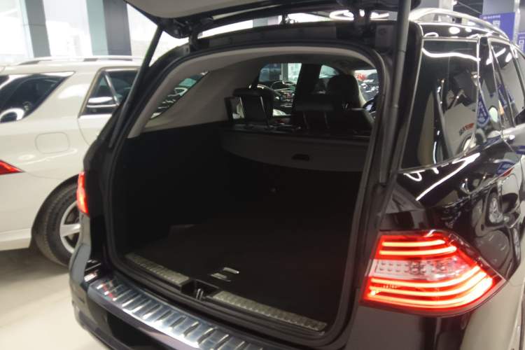 Used Mercedes-Benz M-Class 2014 ML 320 4MATIC Trunk