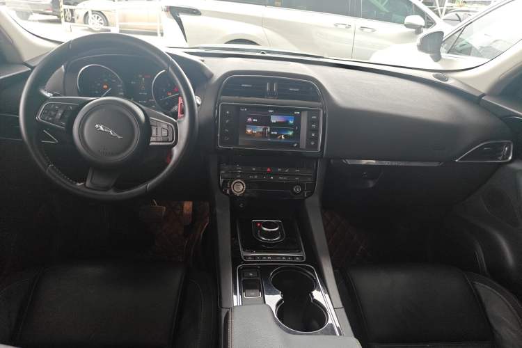 Used Jaguar F-PACE 2016 2.0T Two-Wheel Drive Urban Luxury Edition Center Console