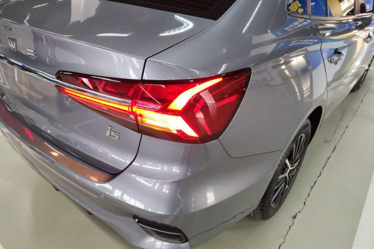 Used Roewe i5 2021 1.5L CVT Black Gold Edition
