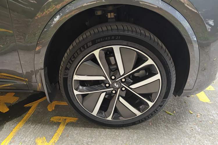 Used Li Auto L9 2022 Max model Right Front Wheel Hub