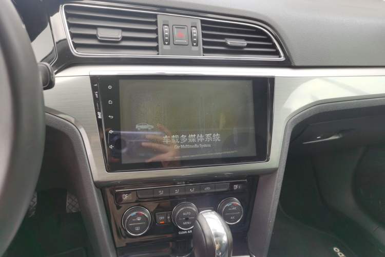 Used Volkswagen Lamando 2015 280TSI DSG Comfort Edition Audio And AC Panel