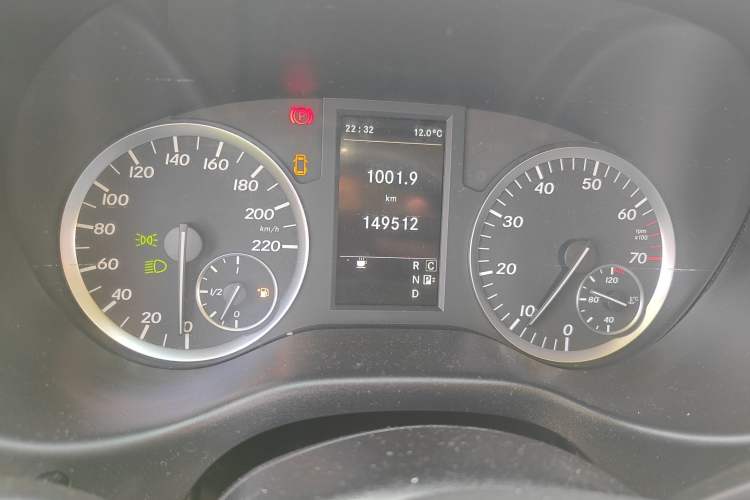 Used Mercedes-Benz Vito 2016 2.0T Elite Edition Odometer Close Up