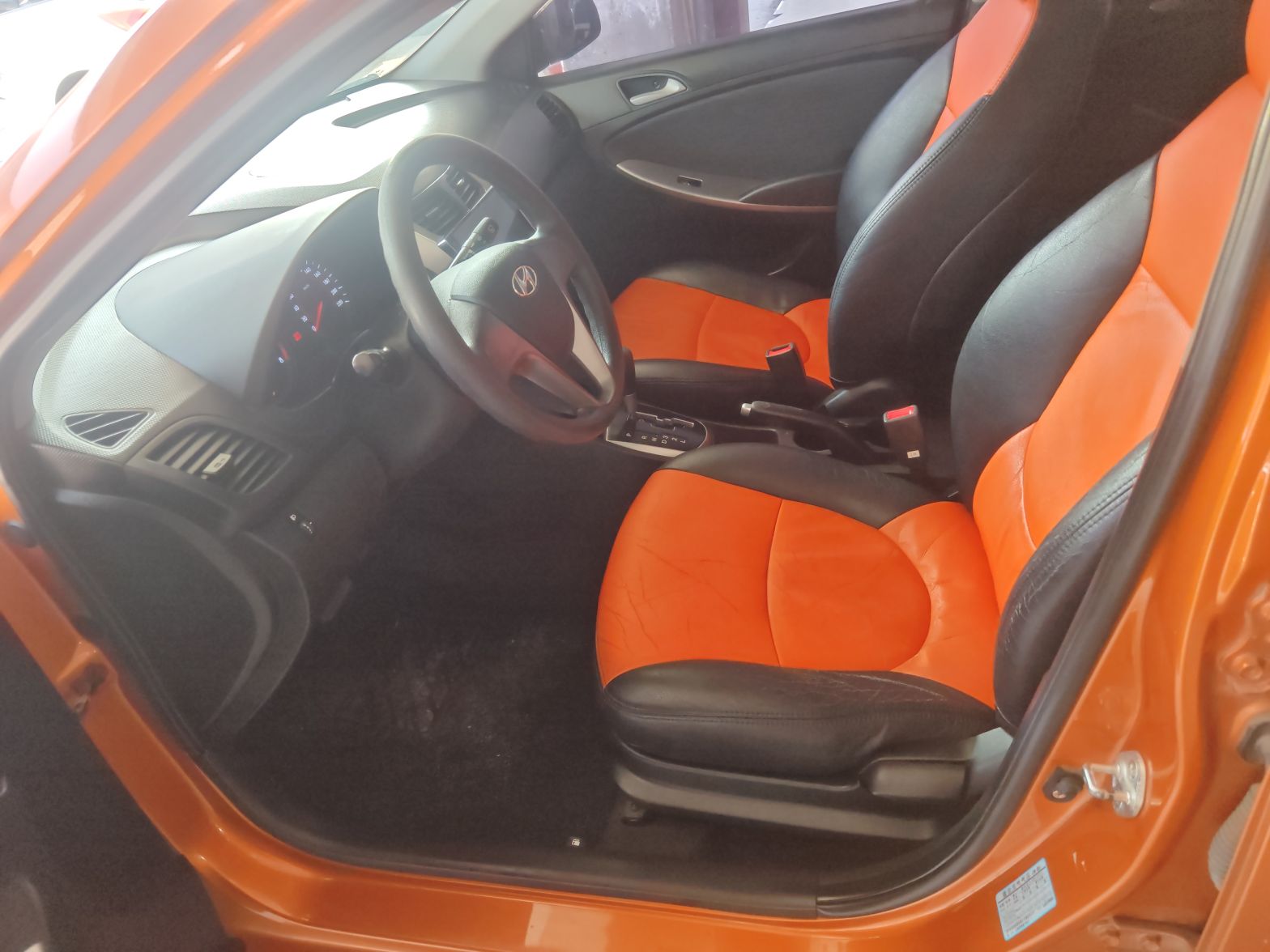 المقاعد الأمامية داخل السيارة