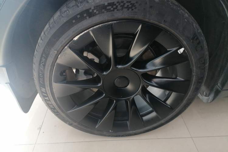 Used Tesla Model Y 2022 Long-Range All-Wheel-Drive Version