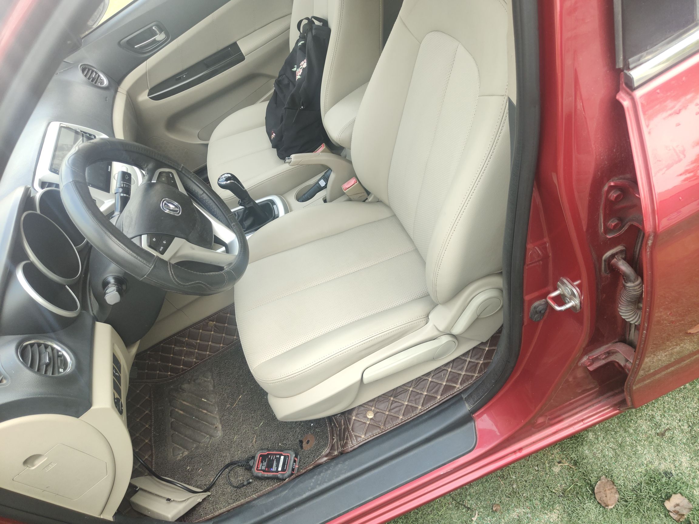 Переднее сиденье в автомобиле