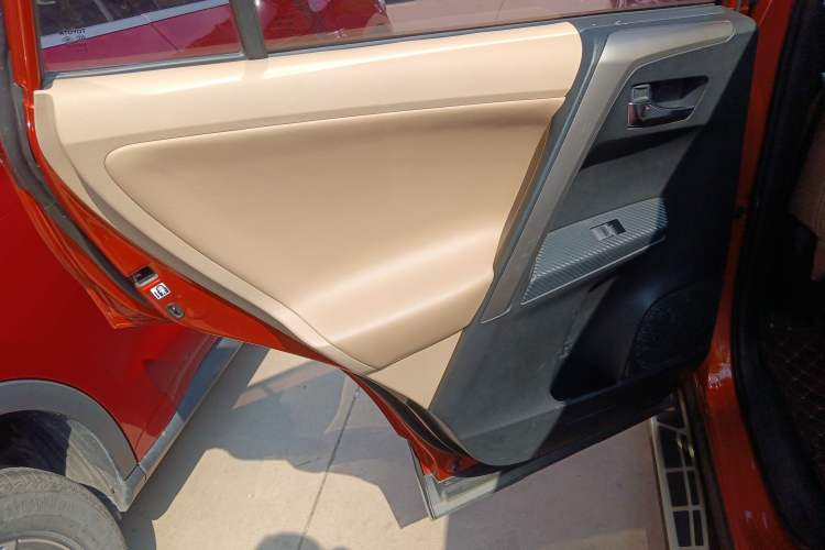 Used Toyota RAV4 2013 2.0L CVT Four-Wheel Drive New Edition