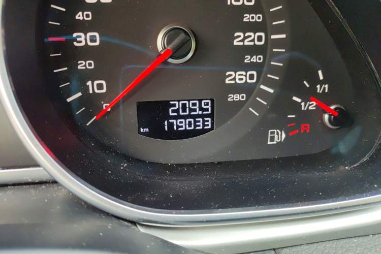 Used Audi Q7 2015 35 TFSI Sport Edition Odometer Close Up