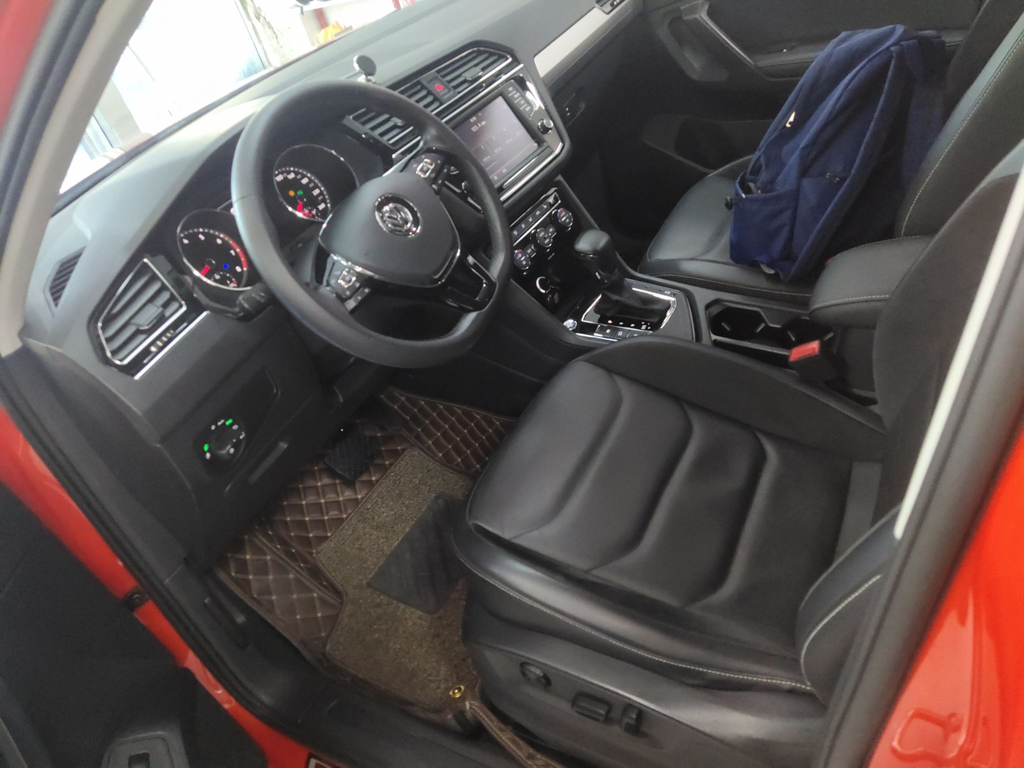 Переднее сиденье в автомобиле