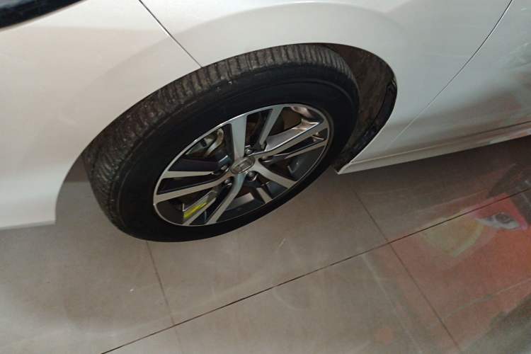 Used Honda Civic 2023 240TURBO CVT Dynamic · Center Stage Special Edition Left Front Wheel Hub