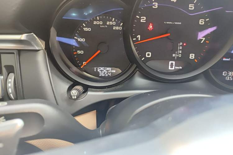 Used Porsche Macan 2020 Macan 2.0T Odometer Close Up