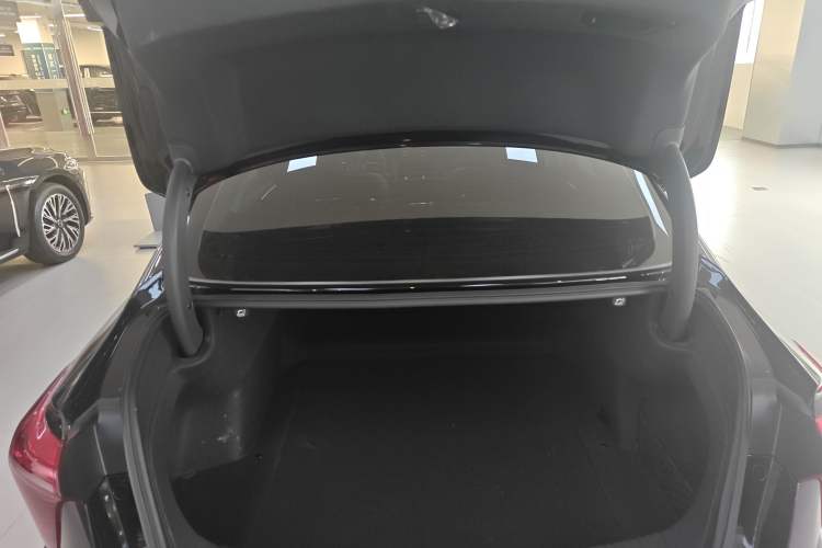 Used Hongqi H5 2024 2.0T Automatic Smart Connect Flagship Edition Trunk