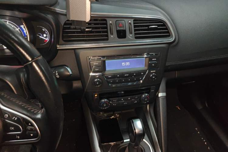 Used Renault Kadjar 2017 2.0L Two-Wheel Drive Comfort Edition Audio And AC Panel