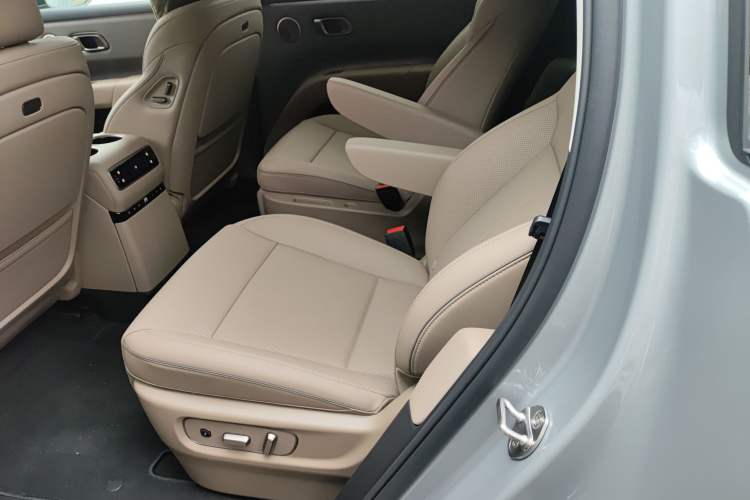 Used Li Auto Li Auto i8 2025 Model Standard Version
