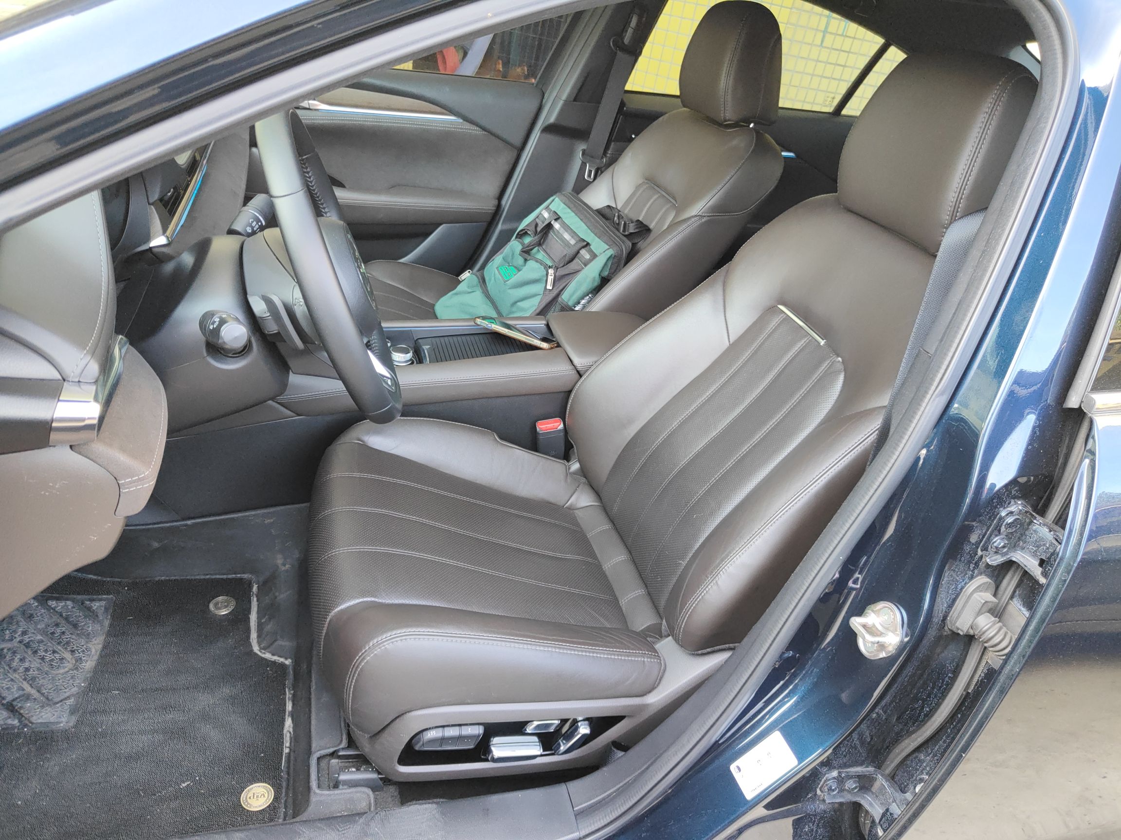 Переднее сиденье в автомобиле