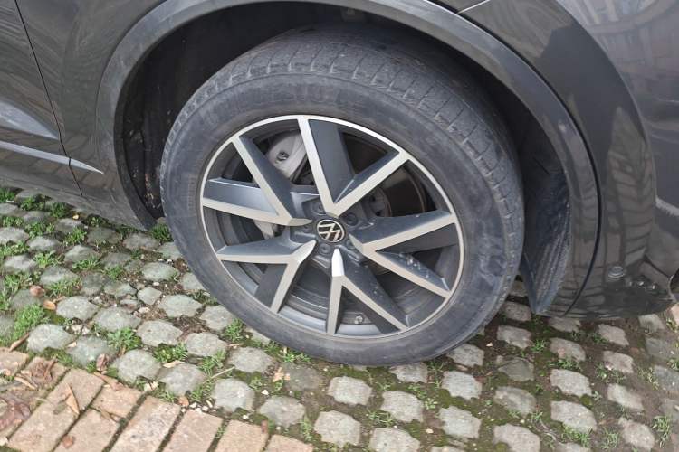 Used Volkswagen Touareg 2022 3.0 TSI Prestige Edition Classic Sport Package Right Front Wheel Hub