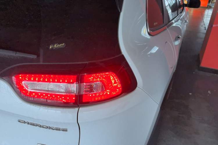 Used Jeep Cherokee 2016 2.4L Leading Edition Right Rear Taillight