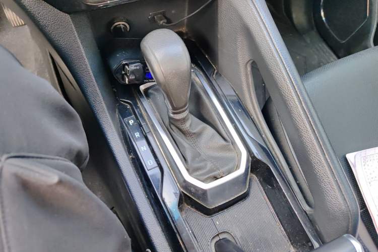 Used JMC Yusheng S350 2016 2.0T Automatic 4x4 Gasoline Luxury Version with Sunroof 7 Seats Gear Lever