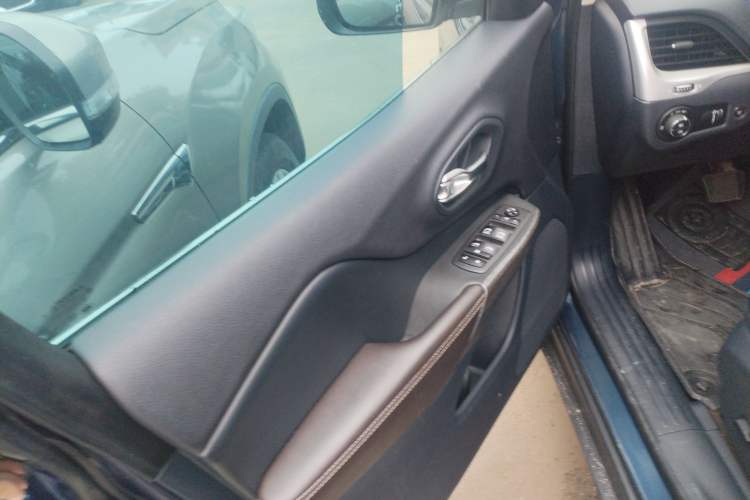 Used Jeep Cherokee 2020 2.0L Two-Wheel Drive Classic Sports Edition